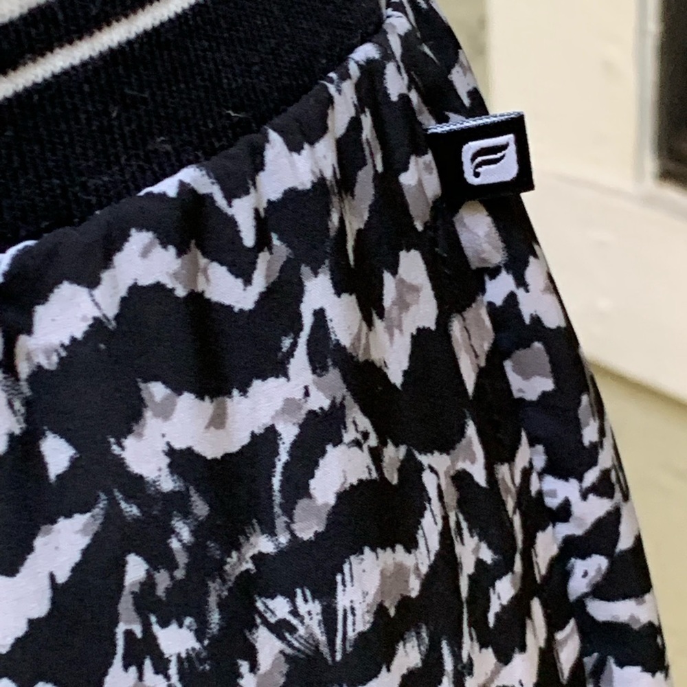 FABLETICS Abstract black and white Eve jogger. S - Picture 7 of 8
